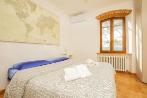 1 dormitorio con 1 cama con 2 toallas en Affitti Brevi Toscana - Ospitalità in Toscana, en Fonteblanda