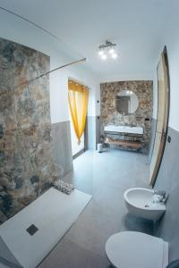 bagno con doccia, lavandino e servizi igienici di il Sorriso di Angelina a Pescara