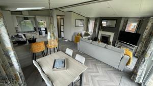 - un salon avec un canapé et une table dans l'établissement Macaw Lodge, à Malton