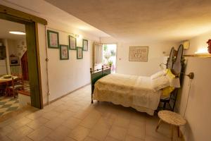 a bedroom with a bed and a table and a chair at Casa Pein in Carloforte