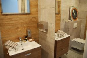 a bathroom with two sinks and a toilet at Nad Młynówką in Opole