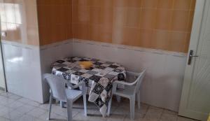 a table and chairs in a room with a table and a table and chairsktop at Sahline, entre Sousse et Monastir, 2 Km de la plage in Sahline