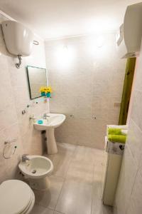 Casa Pein في كارلوفورتي: حمام مع مرحاض ومغسلة