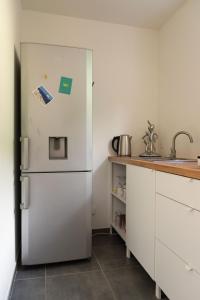 マルセイユにあるLE PETIT NID DES CHUTES LAVIESの- 白い冷蔵庫付きのキッチン(シンク付)