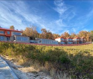uma fila de casas numa colina ao lado de um campo em La Vie En Rose Hotel by Sogutdagi Isparta em Keçiborlu