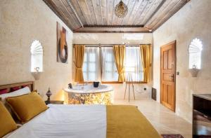 Postel nebo postele na pokoji v ubytování Uzay Cave Suite Hotel