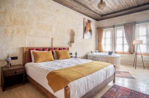 Postel nebo postele na pokoji v ubytování Uzay Cave Suite Hotel