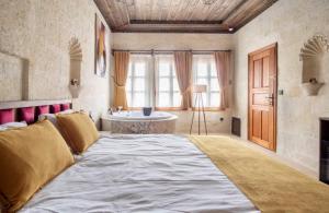 Postel nebo postele na pokoji v ubytování Uzay Cave Suite Hotel