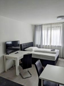 Schlafzimmer mit einem Bett, einem Tisch und Stühlen in der Unterkunft 204 Paris 59m2 4-8 Pers extr Bedroom in Klagenfurt am Wörthersee