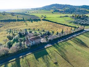 an aerial view of a house in a field with a train at Affitti Brevi Toscana - Ospitalità in Toscana in Fonteblanda