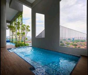 Bazén v ubytování Midvalley Luxury Maxine Suite nebo v jeho okolí