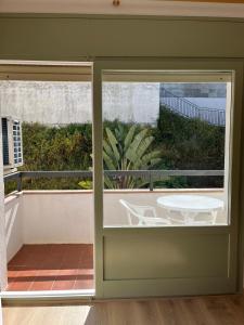 Habitación con puerta corredera de cristal y mesa. en Racó de Mar, en Palamós