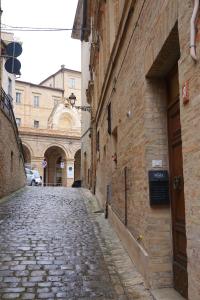 Une allée dans une vieille ville avec un bâtiment dans l'établissement La Casa di Zia Argia, à Montegiorgio