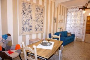 - un salon avec une table et un canapé bleu dans l'établissement La Casa di Zia Argia, à Montegiorgio