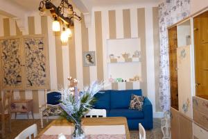 - un salon avec un canapé bleu et une table dans l'établissement La Casa di Zia Argia, à Montegiorgio