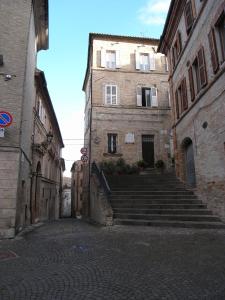 Une allée avec des escaliers se trouve dans un bâtiment ancien. dans l'établissement La Casa di Zia Argia, à Montegiorgio