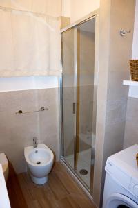 La salle de bains est pourvue d'une douche, de toilettes et d'un lavabo. dans l'établissement La Casa di Zia Argia, à Montegiorgio