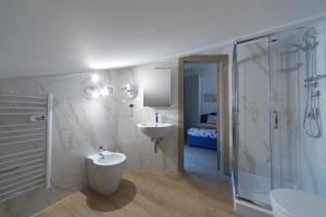 W łazience znajduje się umywalka i prysznic. w obiekcie Slow Chic Apartment BeB Policlinico w mieście Mesyna