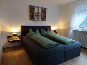 un sofá azul con almohadas en la sala de estar en Bergjuwel Kleinwalsertal, en Hirschegg