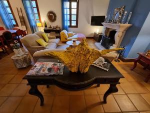 uma sala de estar com uma mesa e um sofá em Casa a Pedreira Rias Baixas em Cuntis