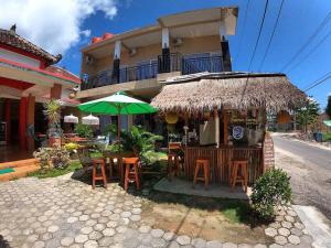Sama sama Karimunjawa في كاريمونجاوا: مطعم بطاولات وكراسي ومظلة