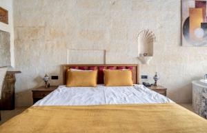 Postel nebo postele na pokoji v ubytování Uzay Cave Suite Hotel