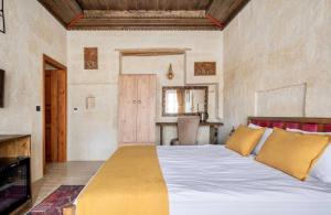 Postel nebo postele na pokoji v ubytování Uzay Cave Suite Hotel