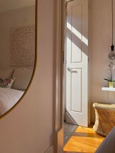 Uma cama ou camas num quarto em Historic Porto Balcony Hideaway - Taipas House 60