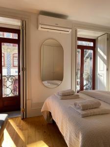 A bed or beds in a room at Historic Porto Balcony Hideaway - Taipas House 60