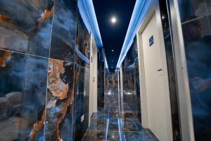 拿坡里的住宿－P.C. Boutique H. Vesuvius, Napoli Centro, by ClaPa Group，建筑的走廊,铺有瓷砖地板