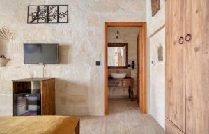 TV a/nebo společenská místnost v ubytování Uzay Cave Suite Hotel