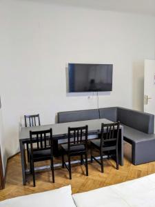 een woonkamer met een tafel en stoelen en een bank bij 109 Apartment Bergner 4-8 Pers 68m2 in Klagenfurt