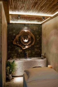 uma casa de banho com uma banheira e um tronco na parede em Parador Cambará do Sul em Cambará