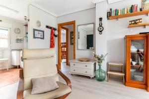 布迪皮耶拉格斯的住宿－La Solana de Boo，客厅配有椅子和镜子