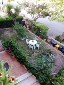 - une vue aérienne sur un jardin avec une table et des chaises dans l'établissement Casa Anglona, à Perfugas