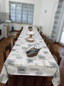 une table avec un chiffon de table blanc dans l'établissement Casa Anglona, à Perfugas