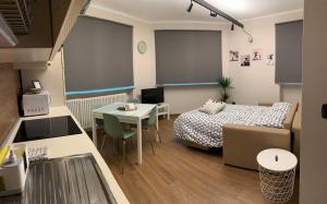 Cette petite chambre comprend un lit et une table. dans l'établissement A Casa di Viola - Appartamento, à La Morra
