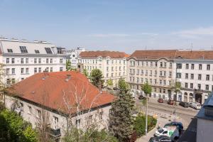 einen Blick über eine Stadtstraße mit Gebäuden in der Unterkunft Vienna Cube Apartments in Wien