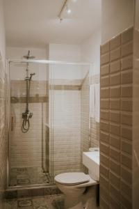 トレ・デル・マールにあるMares - Bellamarのバスルーム(シャワー、トイレ、シンク付)
