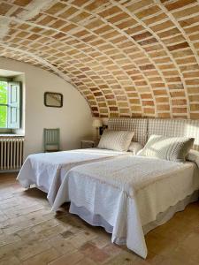 1 dormitorio con 1 cama grande y techo de madera en Bartró de Orfans, en Orfes