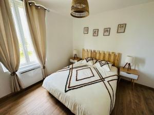 sypialnia z łóżkiem i dużym oknem w obiekcie La ferme de la brutellette w mieście Woignarue