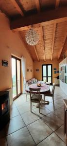 un ampio soggiorno con tavolo e lampadario di Ferienwohnung am Gardasee in Tignale, Pool, Seesicht, WLAN kostenlos a Tignale