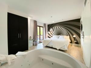 Hotel Cuevas - Adults Only客房内的一张或多张床位