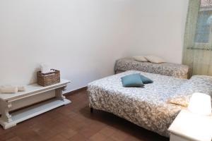 a small bedroom with two beds and a table at La casa di Gioia in Ostia Antica