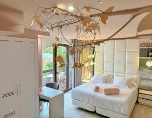 Hotel Cuevas - Adults Only客房内的一张或多张床位