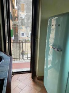 cocina con puerta que da a un balcón en Grazioso appartamento in centro storico, en Terracina