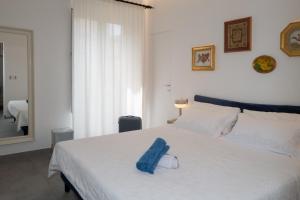 Home 29 Taormina City Center في تاورمينا: غرفة نوم عليها سرير وفوط زرقاء