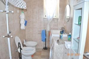 Ένα μπάνιο στο Charming house in Locorotondo, enclosed garden +18 φωτογραφίες