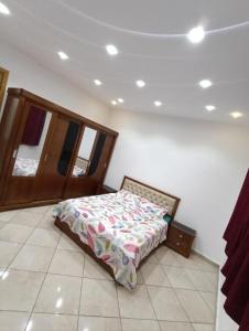 1 dormitorio con 1 cama en una habitación en Résidence Amel, en Aïn El Turk