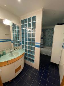 a bathroom with a sink and a shower at Atlantic Lodge, 1ª linha de praia! in Costa da Caparica